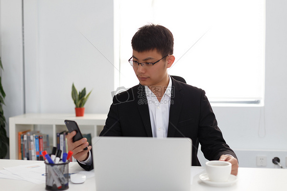 在办公室工作的男性