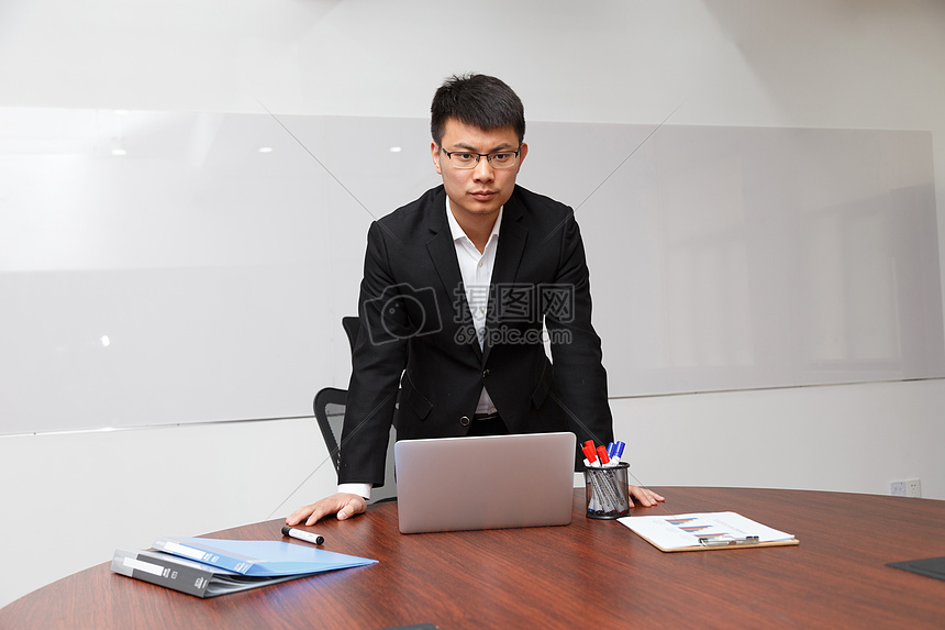 会议室里的男性图片