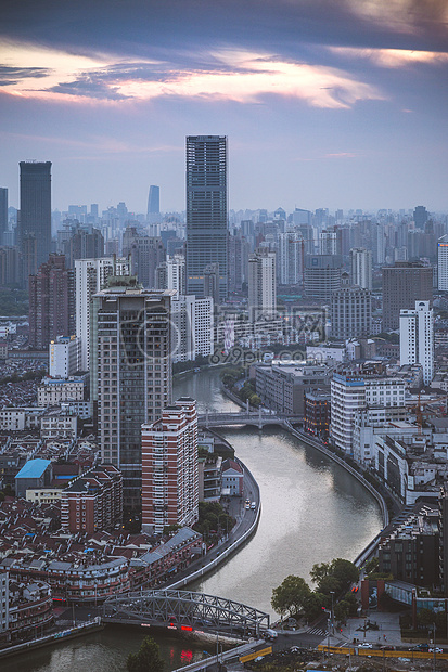 高楼林立中静静流淌的上海苏州河图片