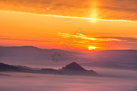 烟雾缭绕大美风光背景