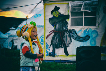 西藏帐篷可爱无邪的藏族小朋友背景