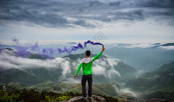 攀登高峰的胜利者图片