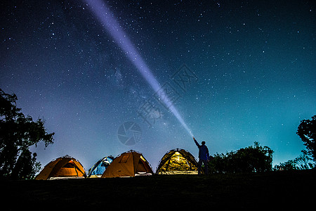 星空望远镜夜晚的露营者背景