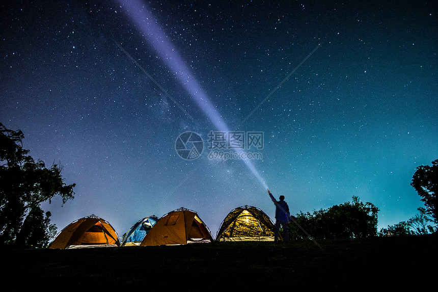 夜晚的露营者图片