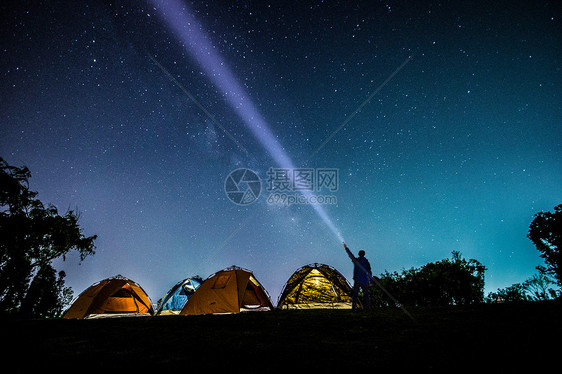 夜晚的露营者图片