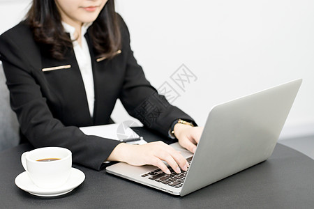 目标年轻职业女性办公使用电脑背景