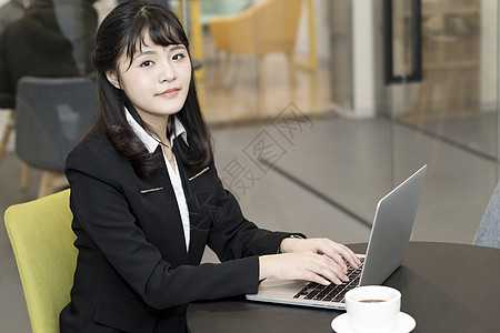年轻职业女性办公使用电脑图片