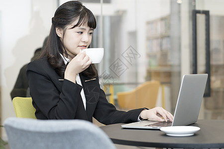 年轻职业女性办公使用电脑高清图片