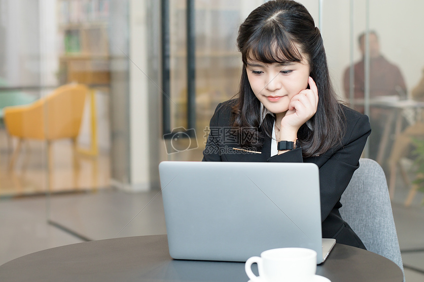 年轻职业女性办公使用电脑摄影图片免费下载_