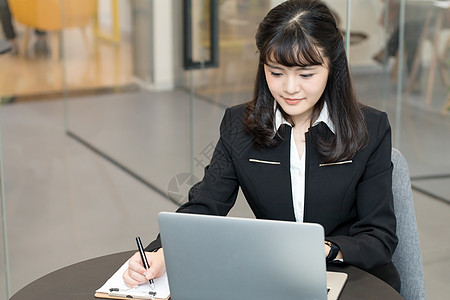 目标年轻职业女性办公使用电脑背景