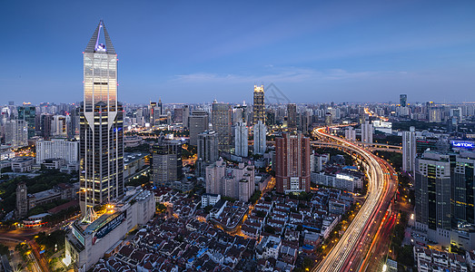 上海车暮色中的上海新静安CBD背景