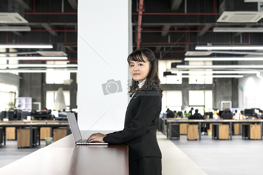 年轻职业女性办公使用电脑图片