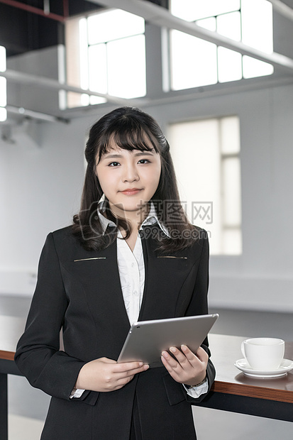 年轻职业女性办公使用电脑摄影图片免费下载_