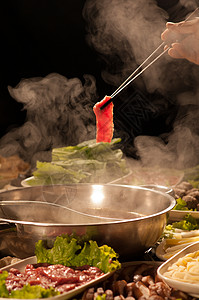 涮肉红色的锅高清图片