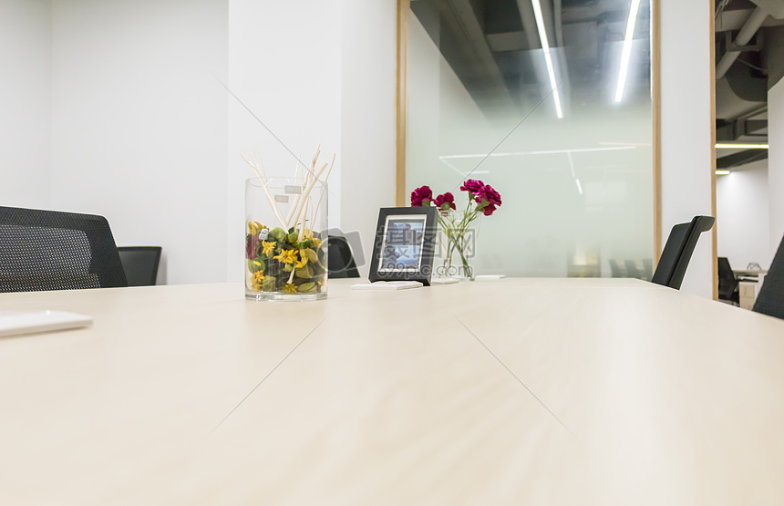 互联网创业办公室简洁桌面图片素材_免费下载