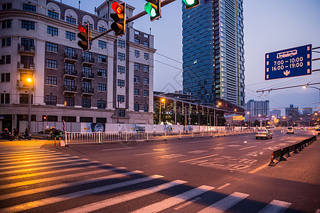 城市夜景斑马线道路图片