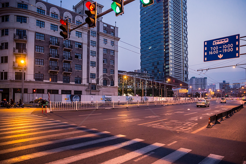 城市夜景斑马线道路图片