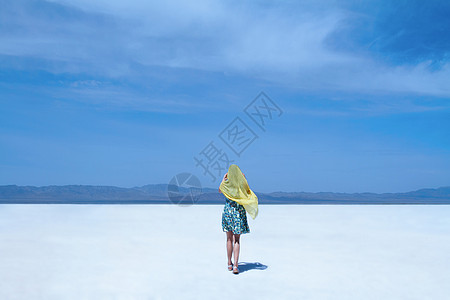 穿红裙子的女人远方背景