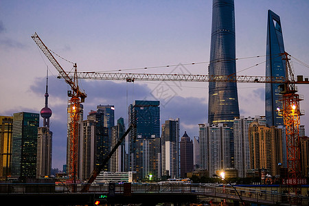 装配式建筑施工日新月异的上海滩背景