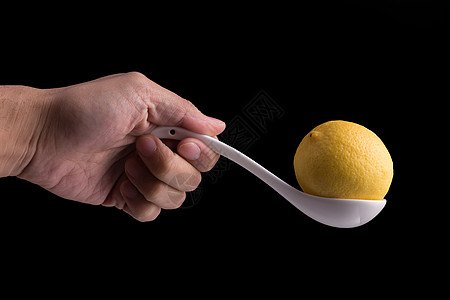 柠檬和勺子图片
