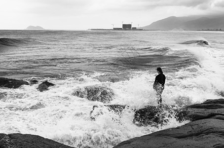 大海的洗礼海浪黑白高清图片