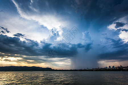 杭州塔台风暴雨的西湖傍晚背景