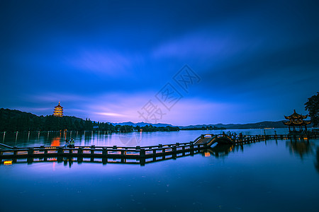 杭州西湖十景雷峰夕照西湖夜景背景