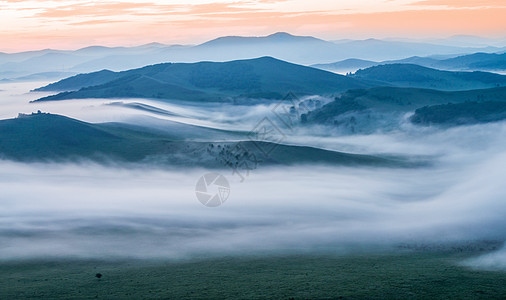 山上晨雾云雾缭绕的仙境背景