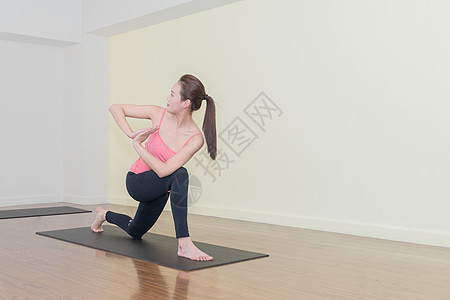 女性室内瑜伽侧身动作图片