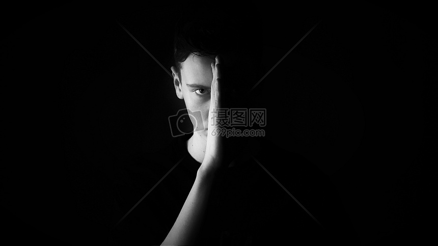 黑色背景上的男人摄影图片免费下载_人物图库大全_-摄
