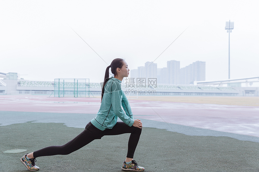 青春活动女性跑步热身图片