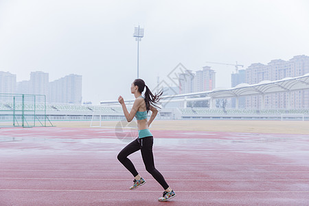 青春活动女性操场跑步图片