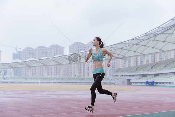 青春活动女性操场跑步图片