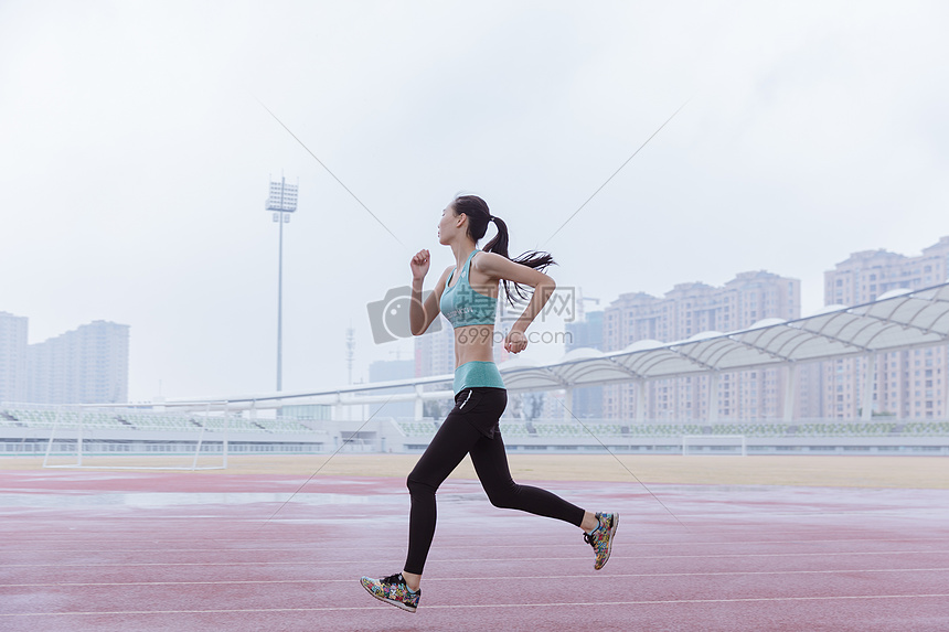 青春活动女性操场跑步图片