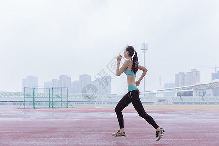 青春活动女性操场跑步图片