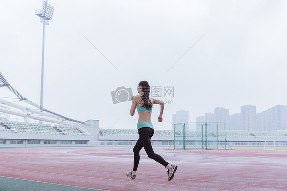 青春活动女性操场跑步图片