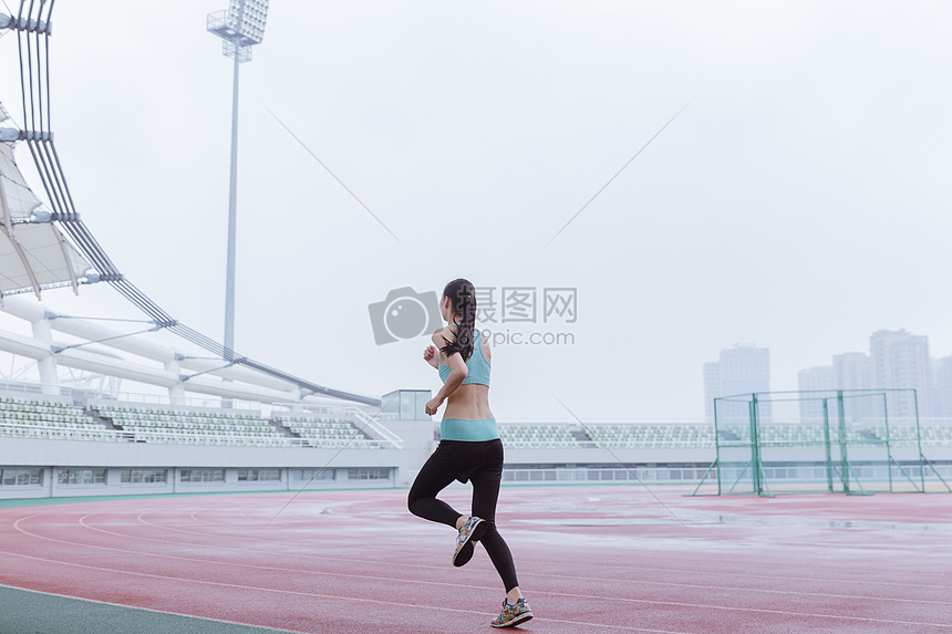 青春活动女性操场跑步图片