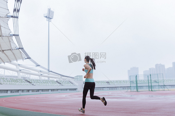 青春活动女性操场跑步图片