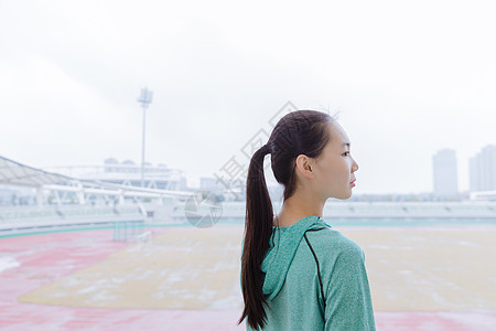 青春活力女性健身休息图片