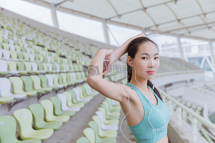 青春活力女性健身热身图片