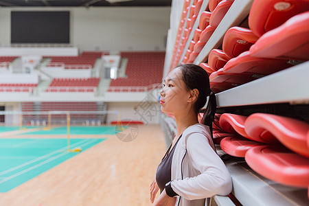 青春活力美女健身休息高清图片