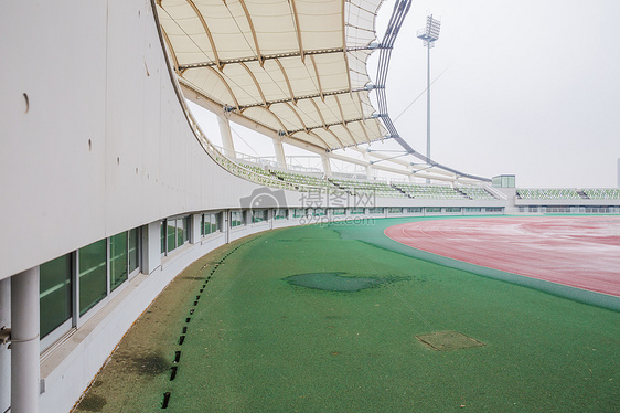 城市建筑阴雨天体育场图片