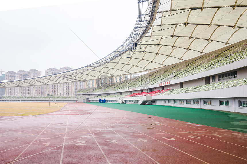 城市建筑阴雨天体育场图片