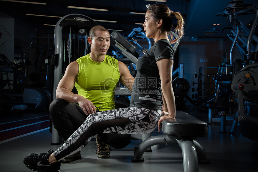 健身房教练动作指导摄影图片免费下载_人物图