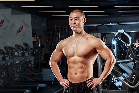 健身教练展示肌肉的男性背景