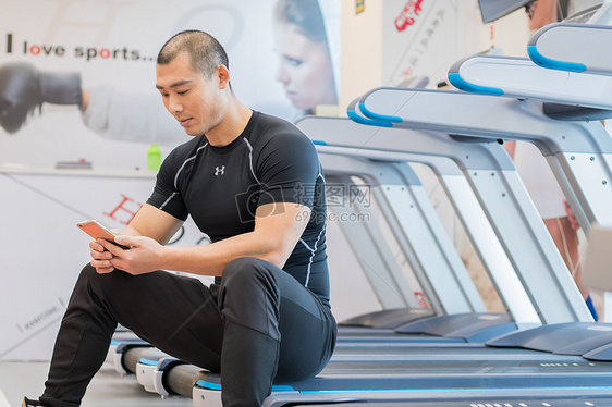 男士健身房运动锻炼休息图片