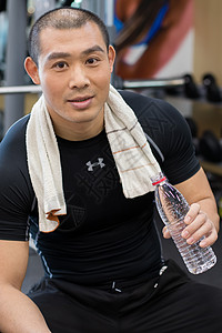 男士健身房运动锻炼休息高清图片