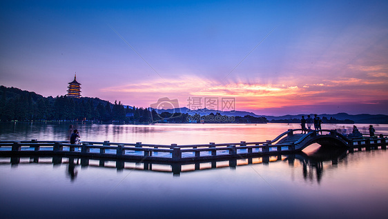 西湖夜景全景图片