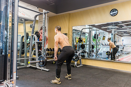 健身房强壮男人举重训练背景图片