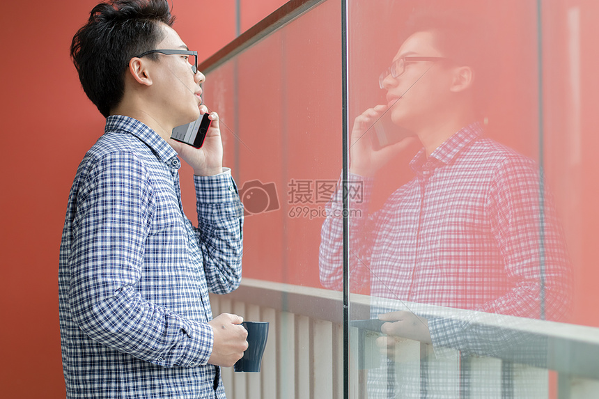 办公室打电话通话图片